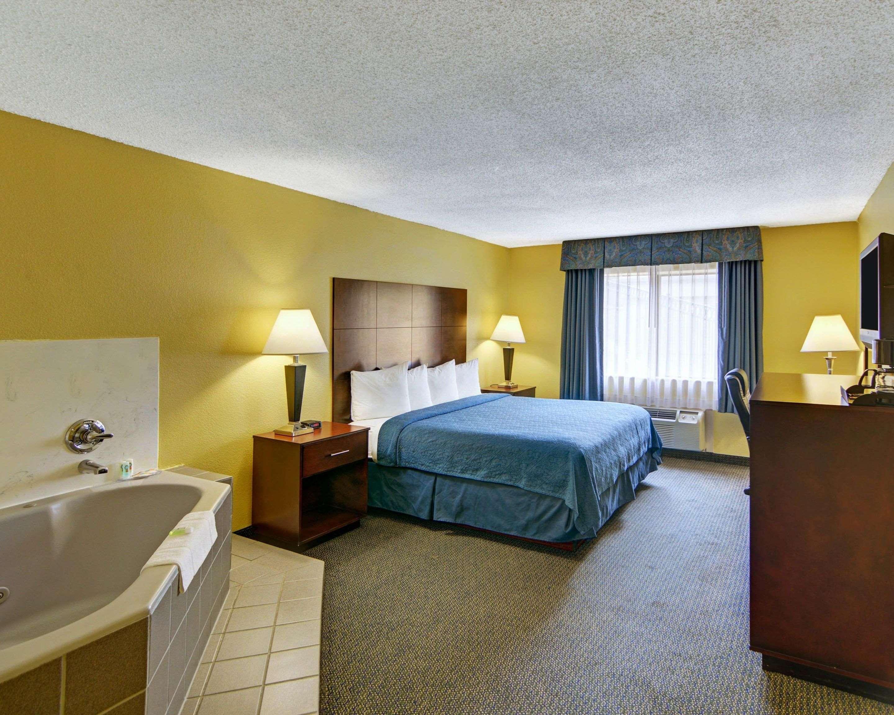 Quality Inn & Suites Grand Prairie Exteriör bild